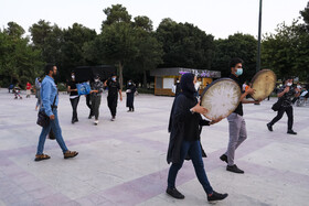 نمایش خیابانی "زندگی هنوز در جریان است " با موضوع کرونا،به مدت دو روز  در خیابان‌های مرکزی و پرتردد شهر شیراز اجرا شد.