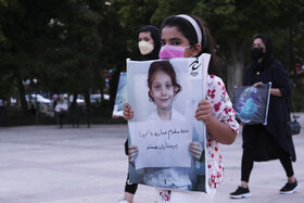 نمایش خیابانی "زندگی هنوز در جریان است " با موضوع کرونا،به مدت دو روز  در خیابان‌های مرکزی و پرتردد شهر شیراز اجرا شد.