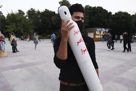 نمایش خیابانی "زندگی هنوز در جریان است " با موضوع کرونا،به مدت دو روز  در خیابان‌های مرکزی و پرتردد شهر شیراز اجرا شد.