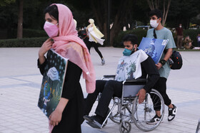 نمایش خیابانی "زندگی هنوز در جریان است " با موضوع کرونا،به مدت دو روز  در خیابان‌های مرکزی و پرتردد شهر شیراز اجرا شد.