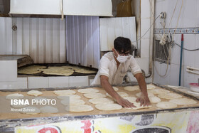 توزیع نان بین نیازمندان در شهرستان فسا