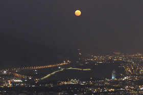 این ماه برخلاف نامش آبیرنگ نیست و هنگام غروب رنگی نارنجی دارد و پس از آن زردرنگ میشود.- ارتفاعات کوه دراک شیراز