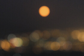 این ماه برخلاف نامش آبیرنگ نیست و هنگام غروب رنگی نارنجی دارد و پس از آن زردرنگ میشود.- ارتفاعات کوه دراک شیراز