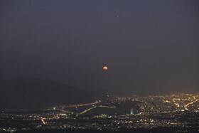 این ماه برخلاف نامش آبیرنگ نیست و هنگام غروب رنگی نارنجی دارد و پس از آن زردرنگ میشود.- ارتفاعات کوه دراک شیراز