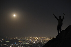 این ماه برخلاف نامش آبیرنگ نیست و هنگام غروب رنگی نارنجی دارد و پس از آن زردرنگ میشود.- ارتفاعات کوه دراک شیراز