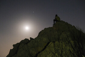 این ماه برخلاف نامش آبیرنگ نیست و هنگام غروب رنگی نارنجی دارد و پس از آن زردرنگ میشود.- ارتفاعات کوه دراک شیراز