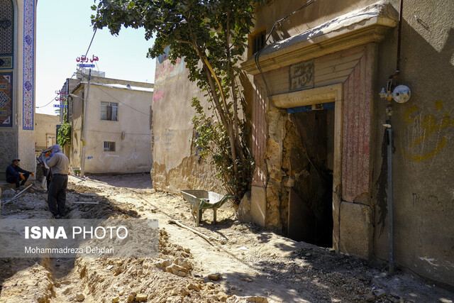 تخریب یک حمام تاریخی در شیراز حین کفسازی کوچه