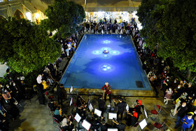 «کنسرتْ در شهر » نام برنامه ای است که به همت نوازندگان آنسامبل زهیِ در فضای شهری اجرا میشود - سرای «مشیر» شیراز