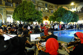 «کنسرتْ در شهر » نام برنامه ای است که به همت نوازندگان آنسامبل زهیِ در فضای شهری اجرا میشود - سرای «مشیر» شیراز