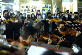 «کنسرتْ در شهر » نام برنامه ای است که به همت نوازندگان آنسامبل زهیِ در فضای شهری اجرا میشود - سرای «مشیر» شیراز