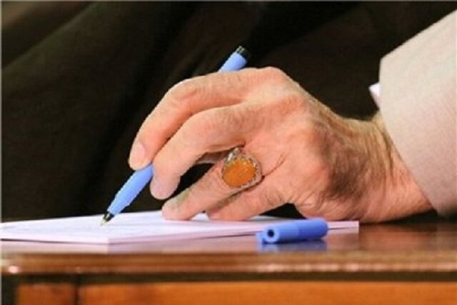 آیین رونمایی از تقریظ مقام معظم رهبری بر کتاب "گریه نکن" آیین رونمایی از تقریظ مقام معظم رهبری بر کتاب "گریه نکن"