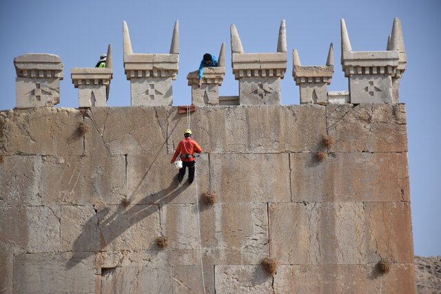پاکسازی دیوارههای تخت جمشید با همراهی صخرهنوردان  پاکسازی دیوارههای تخت جمشید با همراهی صخرهنوردان
