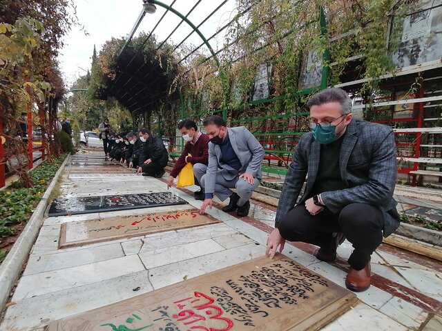 غبارروبی قبور شهدای مقاومت توسط کارکنان جهاددانشگاهی فارس غبارروبی قبور شهدای مقاومت توسط کارکنان جهاددانشگاهی فارس