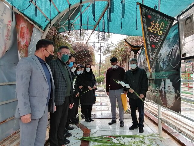 غبارروبی قبور شهدای مقاومت توسط کارکنان جهاددانشگاهی فارس