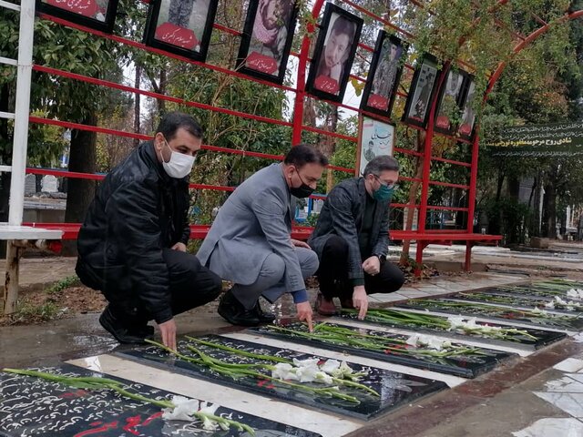 غبارروبی قبور شهدای مقاومت توسط کارکنان جهاددانشگاهی فارس