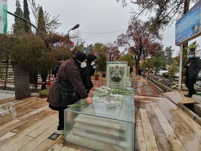 غبارروبی قبور شهدای مقاومت توسط کارکنان جهاددانشگاهی فارس