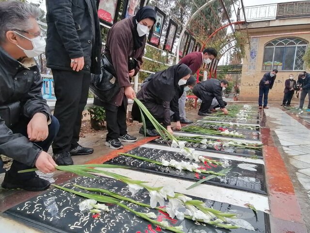 غبارروبی قبور شهدای مقاومت توسط کارکنان جهاددانشگاهی فارس