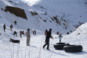 حضور گردشگران علارغم بسته بودن جاده  پیست اسکی پولادکف  - سپیدان