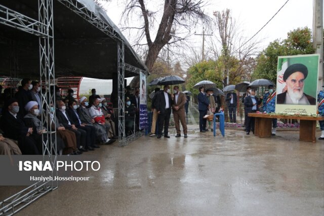 گلباران قبور شهدا در شیراز به مناسبت آغاز دهه فجر