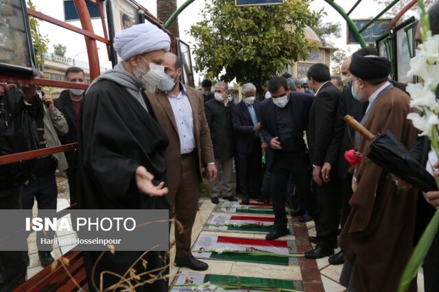 گلباران قبور شهدا در شیراز به مناسبت آغاز دهه فجر