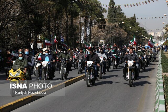 برگزاری رژه خودرویی و موتوری در شیراز/ همه آمدند