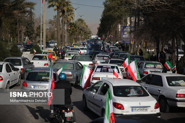 برگزاری رژه خودرویی و موتوری در شیراز/ همه آمدند