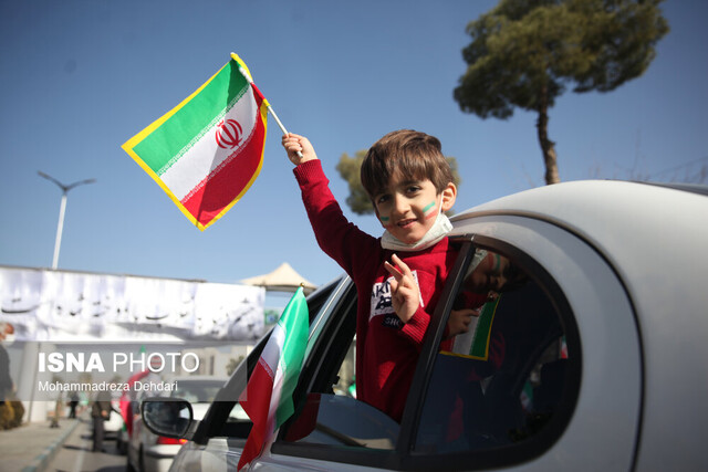 حضور نسل‌های جدید در جشن پیروزی انقلاب-شیراز