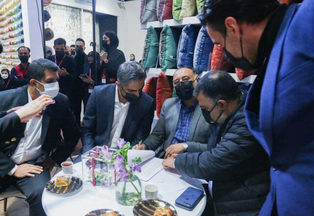 برگزاری دومین مرحله قرعهکشی خودروفرش زندیه در شیراز