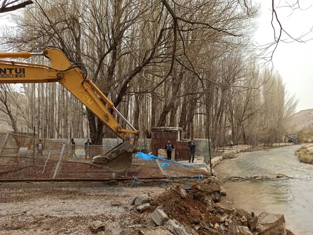 آزادسازی بستر و حریم چشمه "ششپیر" سپیدان آزادسازی بستر و حریم چشمه "ششپیر" سپیدان