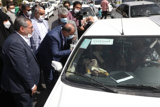 استقبال مدیران شهری از مسافران نوروزی در شیراز استقبال مدیران شهری از مسافران نوروزی در شیراز