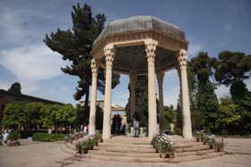 گلباران آرامگاه حافظ و قبور مشاهیر فارس 12