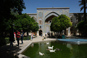 بازدید گردشگران از اماکن تاریخی فرهنگی شیراز در اردیبهشت ۱۴۰۱ - مدرسه خان