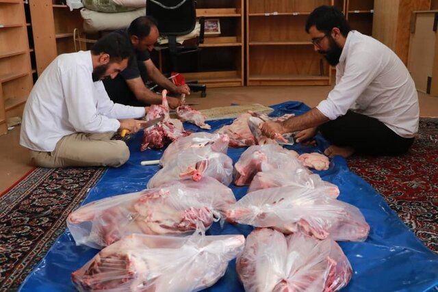 قربانی ۳۰ راس گوسفند و توزیع گوشت گرم میان نیازمندان