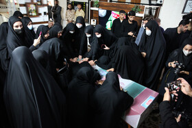 آخرین وداع خانواده با پیکر مطهر شهید عبدالله اسکندری - شیراز