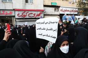 تجمع اعتراضی شهروندان  در واکنش به حرکت هتاکانه نسبت به اعضای خانواده شهید خادم صادق - شیراز
