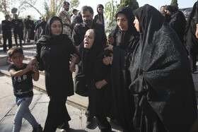 حضور خانواده شهید رضا زارع‌مویدی،شهید مدافع امنیت در مراسم تشییع