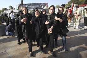 حضور خانواده شهید رضا زارع‌مویدی،شهید مدافع امنیت در مراسم تشییع