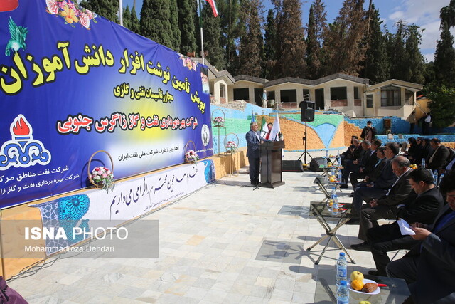 توزیع بستههای فرهنگی بین دانشآموزان تحت حمایت کمیته امداد فارس