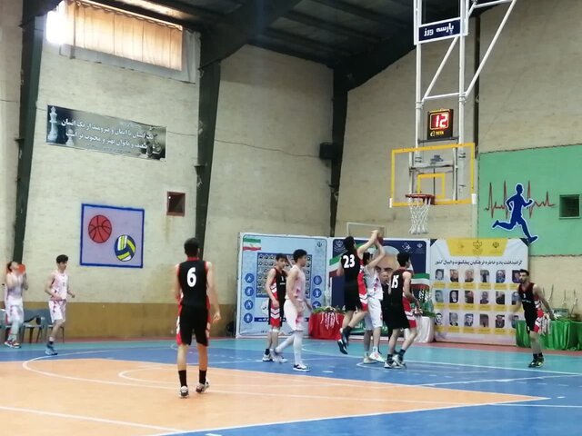 نمایی از دیدار پایانی مسابقات بسکتبال دانش آموزی قهرمانی کشور - شیراز قهرمانی پسران تهرانی در مسابقات بسکتبال دانشآموزی شیراز