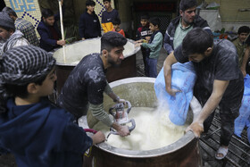 اضافه کردن آرد به شیره جوانه های گندم برای پُخت بزگترین سمنوی کشور در شیراز