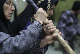 همزدن شیره جوانه های گندم توسط زنان برای پُخت بزگترین سمنوی کشور در شیراز
