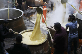 همزدن مدام شیره جوانه های گندم برای پُخت بزگترین سمنوی کشور در شیراز