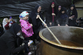 دعا و نیایش زنان در پُخت بزگترین سمنوی کشور در شیراز