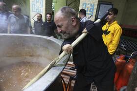 همزدن سمنو آماده شده برای پُخت بزگترین سمنوی کشور در شیراز