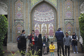 مسافران و گردشگران نوروزی در نارنجستان قوام - شیراز