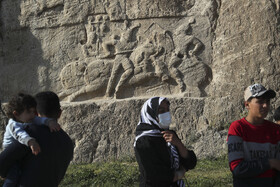 مسافران و گردشگران نوروزی در مجموعه‌ای باستانی نقش ُرستم