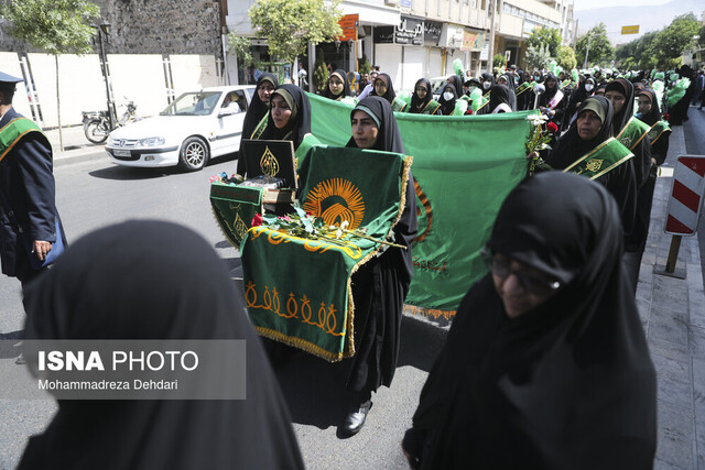 عکس آرشیوی است شادپیمایی دختران شیرازی در سالروز ولادت حضرت معصومه(س)