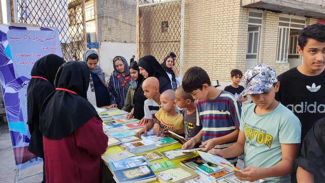 توزیع رایگان یک هزار جلد کتاب در یکی از محلات محروم شیراز