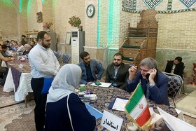 میز خدمت جوانان در مسجد وکیل شیراز برپا شد