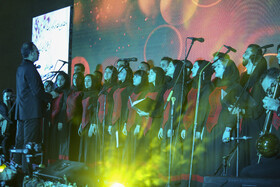 اجرای گروه موسیقی در مراسم جشن زندگی